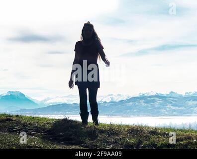 Jeune femme aux cheveux longs devant le lac de Constance panorama en contre-jour Banque D'Images