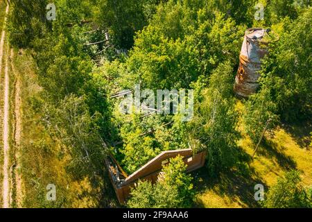 Bélarus. Vue aérienne du bassin de Cowshed en ruines dans la zone de Tchernobyl. Catastrophes de Tchernobyl. Maison en ruine dans le village biélorusse. Villages entiers Banque D'Images