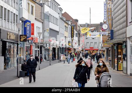 Düren, Rhénanie-du-Nord-Westphalie, Allemagne - centre-ville de Düren en temps de crise de la couronne pendant le second confinement, la plupart des magasins sont fermés, seulement quelques passants sont à pied sur Wirtelstrasse, la principale rue commerçante. Le district de Düren est l'une des municipalités où l'incidence sur sept jours est la plus élevée en Rhénanie-du-Nord-Westphalie. De plus, plus de la moitié des malades étaient infectés par la mutation britannique du virus corona. Banque D'Images