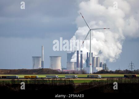 Grevenbroich, Rhénanie-du-Nord-Westphalie, Allemagne - camions sur l'autoroute A44 et parc éolien en face de RWE Kraftwerk Neurath, centrale électrique de lignite à la mine d'opencast de lignite RWE à Garzweiler. Banque D'Images