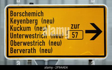 Erkelenz, Rhénanie-du-Nord-Westphalie, Allemagne - panneau de rue vers le site de déménagement de Keyenberg, Kuckum, Unterwestruch, Oberwestruch et Berverath, les lieux ont dû céder la place à la mine de lignite à ciel ouvert RWE à Garzweiler, RWE Power développe la nouvelle zone résidentielle avec la ville d'Erkelenz. Banque D'Images