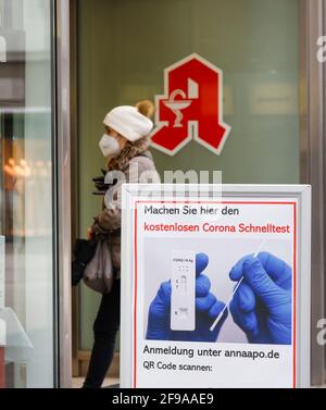 Düren, Rhénanie-du-Nord-Westphalie, Allemagne - pharmacie offre corona gratuit test rapide, centre-ville de Düren en temps de crise de corona au deuxième confinement, la plupart des magasins sont fermés, seulement quelques passants dans la zone piétonne. Banque D'Images