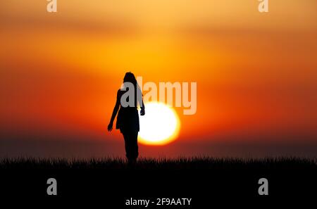 Silhouette d'une femme aux cheveux longs avant le coucher du soleil Banque D'Images