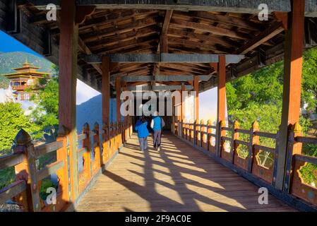 La visite de Punakha Dzong commence par un pont en bois rouge sur le fleuve Mochhu, une allée ingénieuse reliant le Dzong à la route principale. À la m Banque D'Images