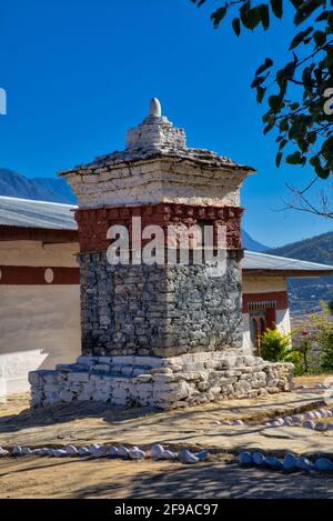 On dit que le chorten est l'original fait par Drukpa Kunley. Le chimi Lhakhang a été fabriqué en 1499 @Punakha, Bhoutan Banque D'Images