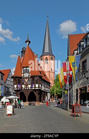 Hôtel de ville historique, place du marché, maisons à colombages, vieille ville, église protestante, Michelstadt im Odenwald, Hesse, Allemagne Banque D'Images