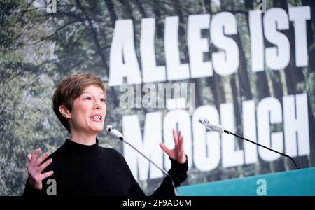 Potsdam, Allemagne. 17 avril 2021. Julia Schmidt, présidente de l'État de Brandebourg de Bündnis 90/Die Grünen, parle aux participants à la conférence des délégués de l'État numérique de Bündnis 90/Die Grünen. Le thème de la conférence est l'élection des meilleurs candidats des Verts de Brandebourg à l'élection fédérale de 2021. Credit: Kay Nietfeld/dpa/Alay Live News Banque D'Images