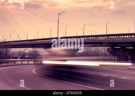 Ukraine, Kiev - 11 mars 2021 : vue sur le pont de Pivdenny (Sud) dans la soirée Banque D'Images