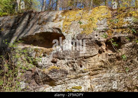 Labyrinthe rocheux au-dessous des ruines du Nordburg Lichtenstein dans Lichtenstein, parc naturel de Haßberge, district de Haßberge, Basse-Franconie, Franconie, Bavière, Allemagne Banque D'Images