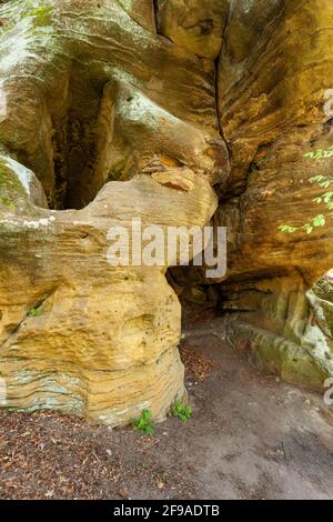 Labyrinthe rocheux au-dessous des ruines du Nordburg Lichtenstein dans Lichtenstein, parc naturel de Haßberge, district de Haßberge, Basse-Franconie, Franconie, Bavière, Allemagne Banque D'Images