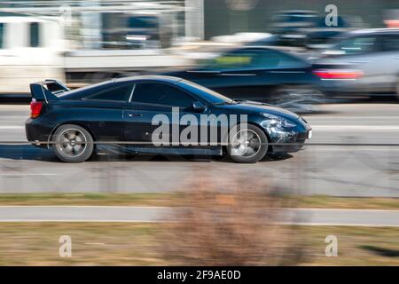 Ukraine, Kiev - 11 mars 2021: Voiture Toyota Celica noire se déplaçant dans la rue; Banque D'Images