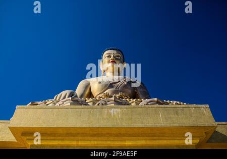 Grand Bouddha Dordenma est un gigantesque Bouddha staatue dans les montagnes du Bhoutan Célébration du 60e anniversaire du quatrième roi Jigme Singye Wangchuck Banque D'Images