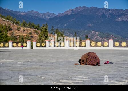 Grand Bouddha Dordenma est un gigantesque Bouddha staatue dans les montagnes du Bhoutan Célébration du 60e anniversaire du quatrième roi Jigme Singye Wangchuck Banque D'Images