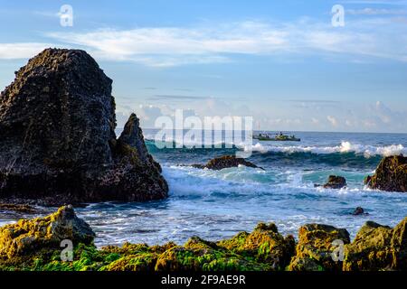 Vue sur le rocher au bord de la plage de Sawarna le matin. L'emplacement de cette plage est dans la province de Banten, Indonésie Banque D'Images