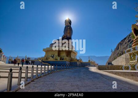 Grand Bouddha Dordenma est un gigantesque Bouddha staatue dans les montagnes du Bhoutan Célébration du 60e anniversaire du quatrième roi Jigme Singye Wangchuck Banque D'Images