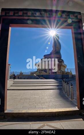 Grand Bouddha Dordenma est un gigantesque Bouddha staatue dans les montagnes du Bhoutan Célébration du 60e anniversaire du quatrième roi Jigme Singye Wangchuck Banque D'Images