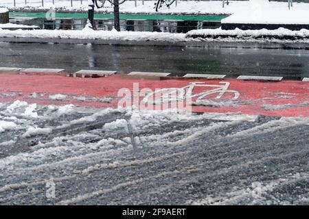 Berlin, Steglitz, rue du château, Slush, piste cyclable, image symbole « cyclisme en hiver » Banque D'Images