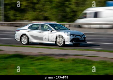 Ukraine, Kiev - 10 décembre 2020: Gray Toyota Camry se déplaçant dans la rue Banque D'Images