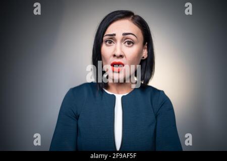 studio shot de la femme brunette a l'agression et le dégoût Banque D'Images