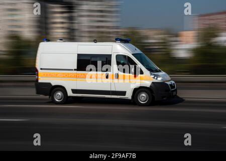 Ukraine, Kiev - 10 décembre 2020 : sauvetage de la voiture MNS en mouvement dans la rue Banque D'Images