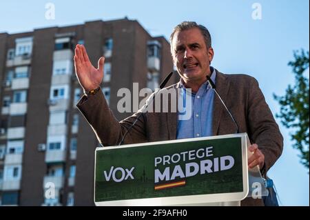 Madrid, Espagne. 16 avril 2021. Javier Ortega Smith, du parti d'extrême droite VOX, lors d'un rassemblement dans le quartier de Moratalaz. Le parti VOX présente sa candidature pour les prochaines élections régionales de Madrid avec des rassemblements dans différents quartiers. Credit: Marcos del Mazo/Alay Live News Banque D'Images