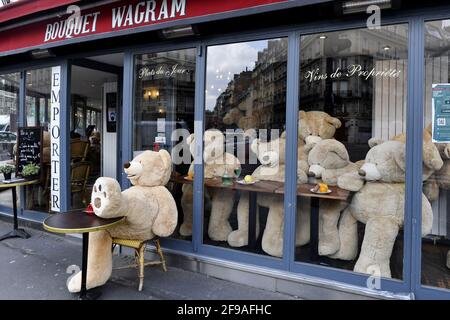 grands ours en peluche assis à des tables à l'intérieur et à l'extérieur du café Bouquet Wagram à Paris, France Banque D'Images