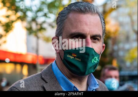 Madrid, Espagne. 16 avril 2021. Javier Ortega Smith, du parti d'extrême droite VOX, lors d'un rassemblement dans le quartier de Moratalaz. Le parti VOX présente sa candidature pour les prochaines élections régionales de Madrid avec des rassemblements dans différents quartiers. Credit: Marcos del Mazo/Alay Live News Banque D'Images
