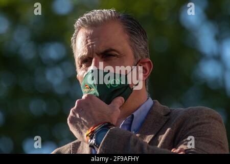 Madrid, Espagne. 16 avril 2021. Javier Ortega Smith, du parti d'extrême droite VOX, lors d'un rassemblement dans le quartier de Moratalaz. Le parti VOX présente sa candidature pour les prochaines élections régionales de Madrid avec des rassemblements dans différents quartiers. Credit: Marcos del Mazo/Alay Live News Banque D'Images