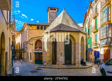 PALMA DE MAJORQUE, ESPAGNE, 18 MAI 2017:vue d'une rue étroite dans le centre historique de Palma de Majorque, Espagne Banque D'Images