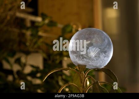 Expériences hivernales : bulles de savon congelées, structures de glace Banque D'Images