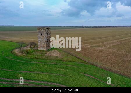 Allemagne, Saxe-Anhalt, Wanzleben, tour de guet en pierres de champ, tour d'observation bleue de 1438. Appartient aux plus anciens bâtiments de la Magdeburg Börde. En Saxe-Anhalt, seulement deux autres salles de contrôle de cette époque ont survécu. Banque D'Images