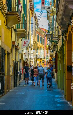 PALMA DE MAJORQUE, ESPAGNE, 18 MAI 2017:vue d'une rue étroite dans le centre historique de Palma de Majorque, Espagne Banque D'Images