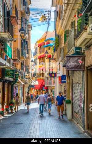 PALMA DE MAJORQUE, ESPAGNE, 18 MAI 2017:vue d'une rue étroite dans le centre historique de Palma de Majorque, Espagne Banque D'Images