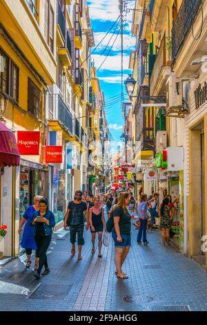 PALMA DE MAJORQUE, ESPAGNE, 18 MAI 2017:vue d'une rue étroite dans le centre historique de Palma de Majorque, Espagne Banque D'Images