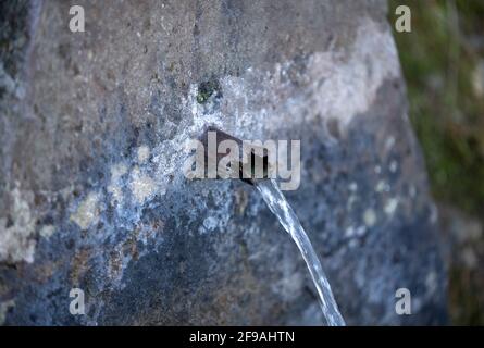 source d'eau de source sur la montagne Banque D'Images