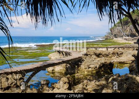 Le bleu et la belle couleur de la plage de Sawarna à Banten, Indonésie Banque D'Images