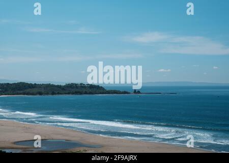 Le bleu et la belle couleur de la plage de Sawarna à Banten, Indonésie Banque D'Images