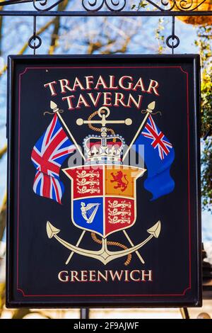 England, London, Greenwich, Trafalgar Tavern Pub Sign Banque D'Images