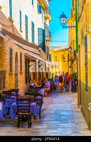 ALCUDIA, ESPAGNE, 23 MAI 2017 : vue sur une rue étroite dans la vieille ville d'Alcudia, Majorque, Espagne Banque D'Images