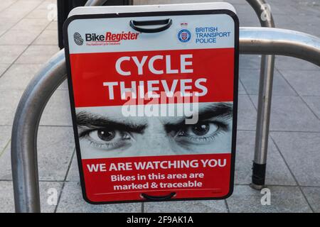 Angleterre, Londres, London Bridge Station, British transport police Avertissement de cycle Thieves Banque D'Images