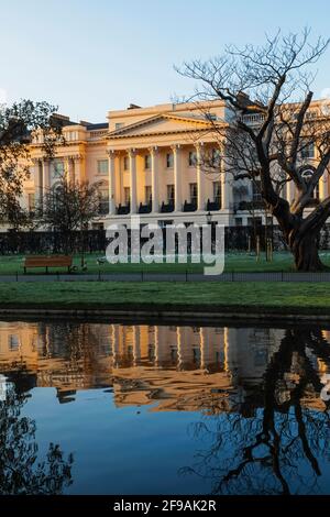 Angleterre, Londres, Regent's Park, vue d'hiver de Cornwall Terrace Mews avec Reflection in Lake Banque D'Images