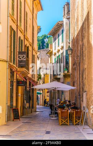 POLLENCA, ESPAGNE, 25 MAI 2017: Vue sur une rue étroite dans la vieille ville de Pollenca, Majorque, Espagne Banque D'Images
