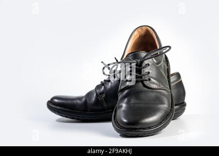 Chaussures en cuir noir Mans. Gros plan d'une paire de sneakers noires ou de chaussures de sport avec lacets isolés sur un fond blanc. Élégant et tendance pour Homme Banque D'Images