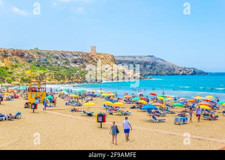 GHAJN TUFFIEHA, MALTE, 8 JUIN 2017 : les gens profitent d'une journée ensoleillée à la plage de Golden Bay à Malte Banque D'Images