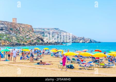 GHAJN TUFFIEHA, MALTE, 8 JUIN 2017 : les gens profitent d'une journée ensoleillée à la plage de Golden Bay à Malte Banque D'Images
