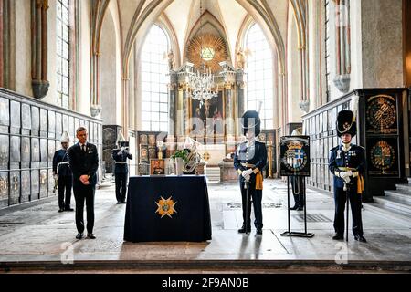 Le regretté prince Philip, duc d'Édimbourg, est honoré lors d'une cérémonie qui s'est tenue à l'église Riddarholmen à Stockholm, en Suède, le 17 avril 2021. L'ordre royal du bouclier de Seraphim du prince Philip est placé dans l'église pendant une heure de sonnette. Le prince Philippe a été fait chevalier de l'ordre du Seraphim par le roi Gustaf VI Adolf en 1954.photo: Jessica Gow / TT / code 10070 *** SUÈDE OUT *** Banque D'Images