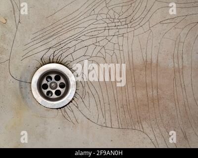 L'ancienne surface de la cuve est fissurée et usée. Émail fissuré recouvrant le lavabo de la salle de bains Banque D'Images