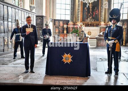Le regretté prince Philip, duc d'Édimbourg, est honoré lors d'une cérémonie qui s'est tenue à l'église Riddarholmen à Stockholm, en Suède, le 17 avril 2021. L'ordre royal du bouclier de Seraphim du prince Philip est placé dans l'église pendant une heure de sonnette. Le prince Philippe a été fait chevalier de l'ordre du Seraphim par le roi Gustaf VI Adolf en 1954.photo: Jessica Gow / TT / code 10070 *** SUÈDE OUT *** Banque D'Images