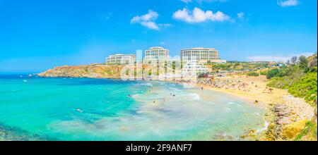 GHAJN TUFFIEHA, MALTE, 8 JUIN 2017 : les gens profitent d'une journée ensoleillée à la plage de Golden Bay à Malte Banque D'Images