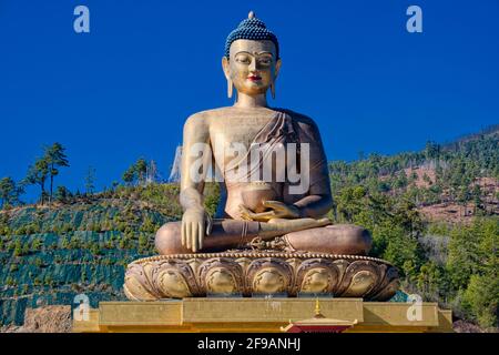 Grand Bouddha Dordenma est un gigantesque Bouddha staatue dans les montagnes du Bhoutan Célébration du 60e anniversaire du quatrième roi Jigme Singye Wangchuck Banque D'Images